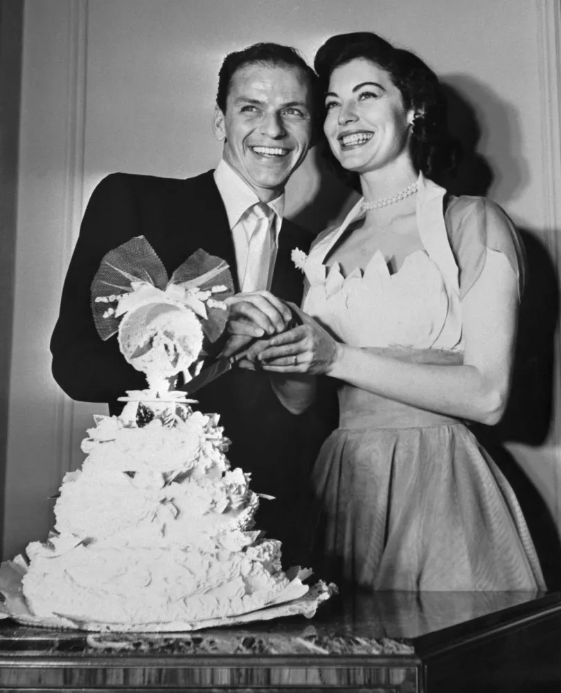 O cantor Frank Sinatra e a atriz Ava Gardner em seu casamento em 1951.