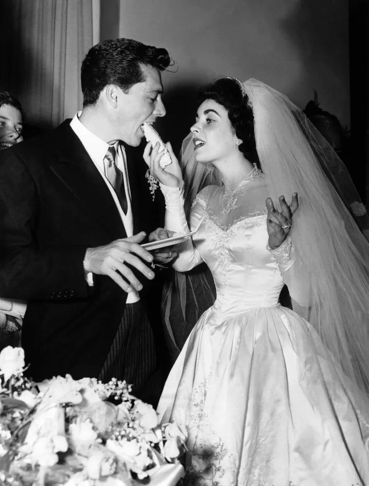 Elizabeth Taylor, com 18 anos, casando-se com Conrad Hilton Jr. em 1950.