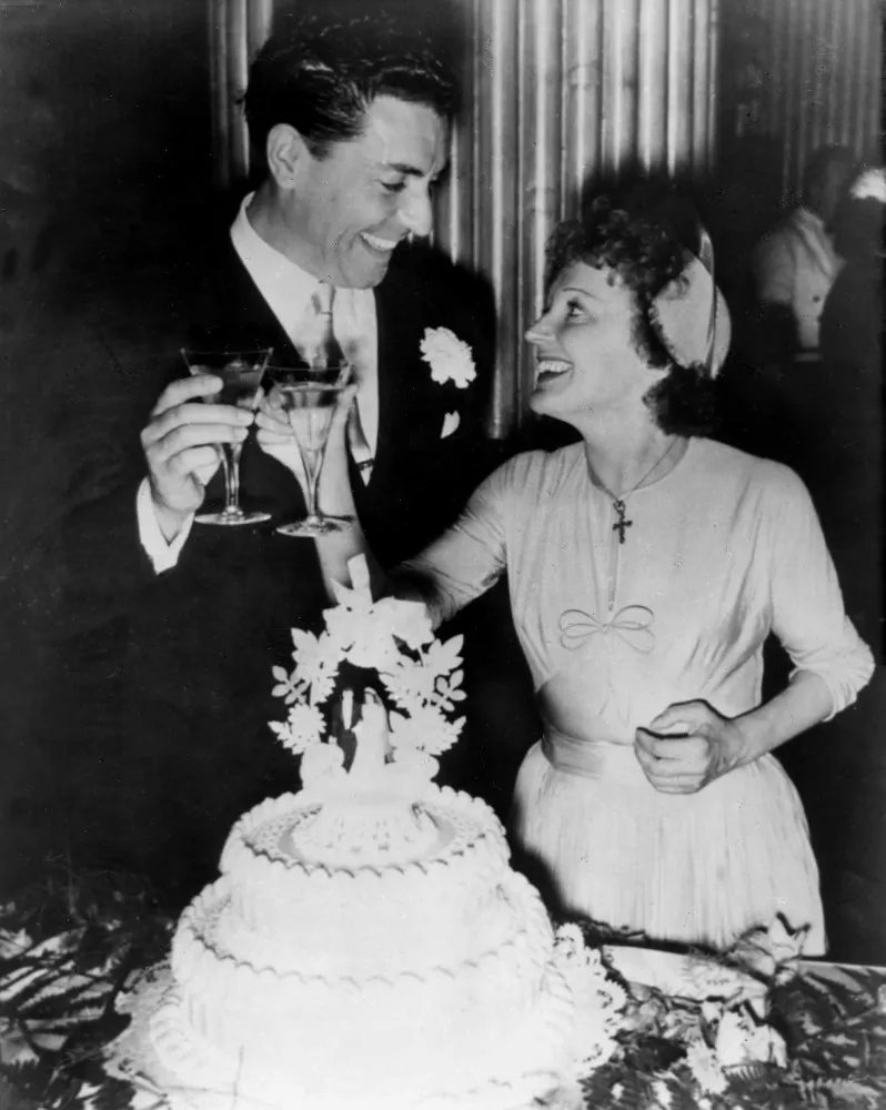 A cantora francesa Edith Piaf em seu casamento com o cantor Jacques Pills em 1952.