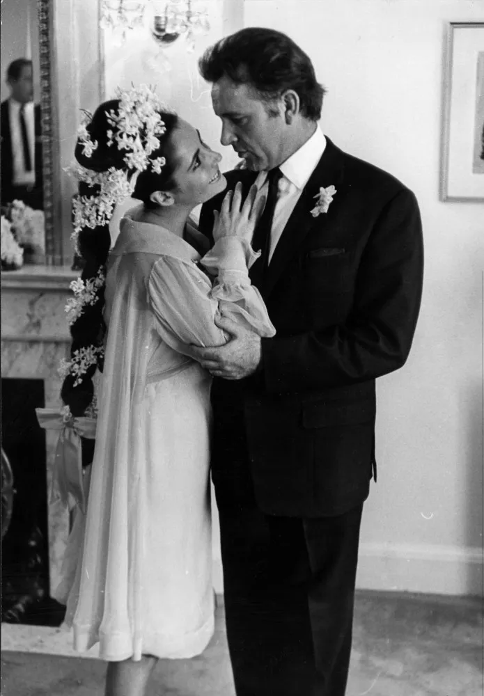 Elizabeth Taylor e Richard Burton em um de seus casamentos.