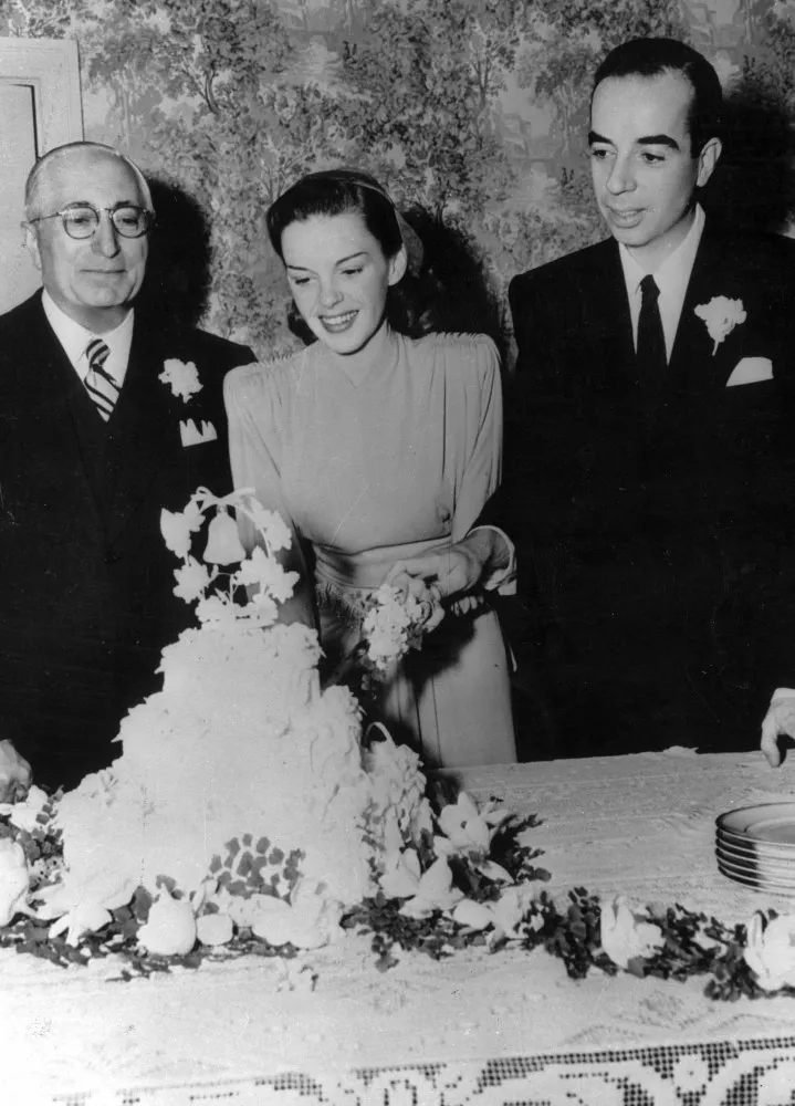 Judy Garland e o diretor Vincent Minnelli no dia de seu casamento em 1945.