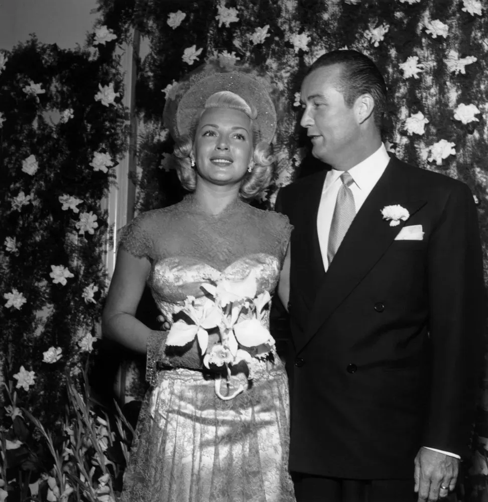 A atriz Lana Turner e o milionário Henry J. Topping no dia de seu casamento em 1948.