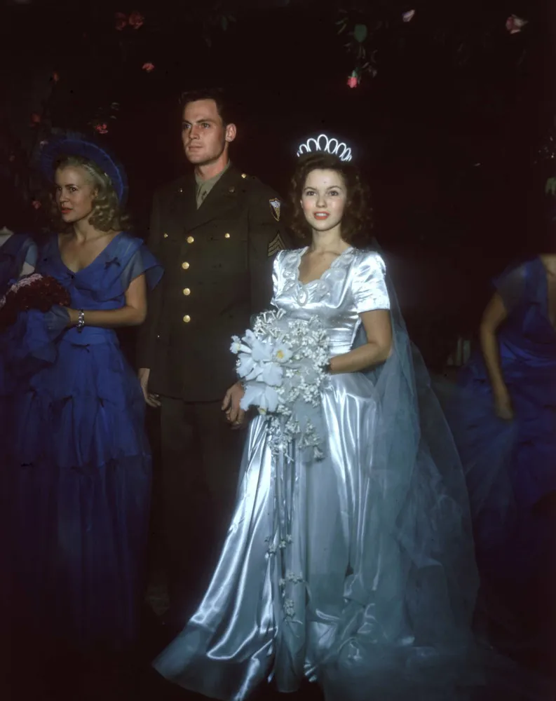 A atriz Shirley Temple, com 17 anos, em seu casamento com John Agar em 1945.
