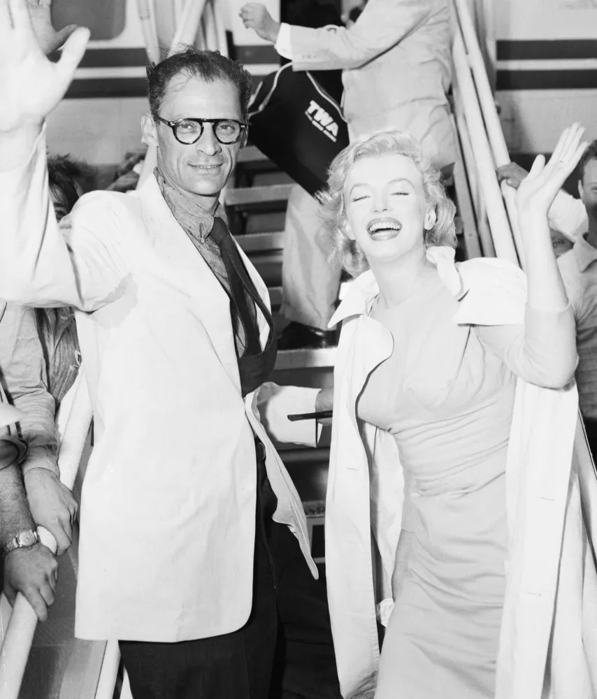 Marilyn Monroe e Arthur Miller compartilhando um momento feliz, que não duraria muito.