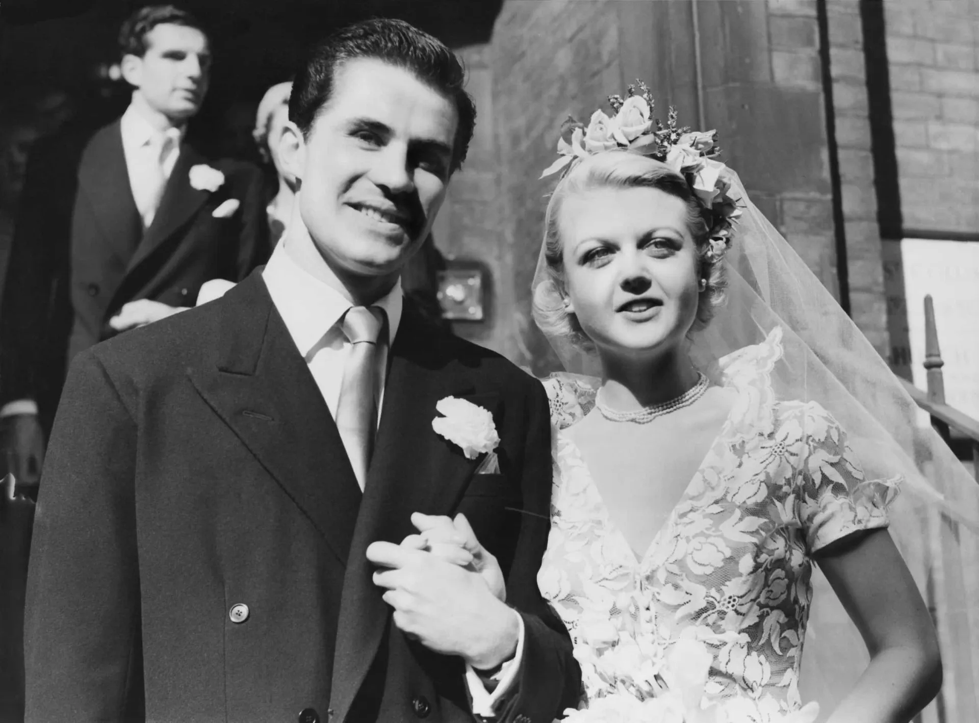 A atriz Angela Lansbury e seu marido, o ator Peter Shaw, no dia do casamento em 1949.