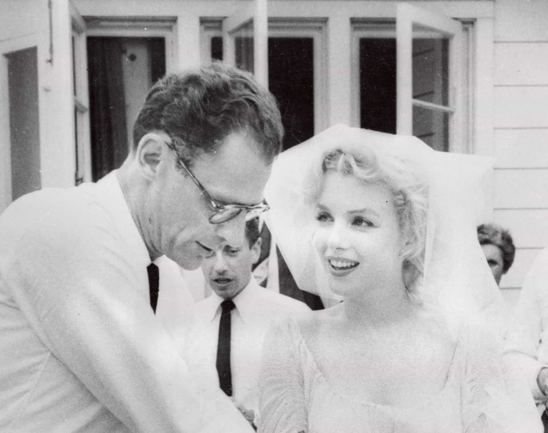 A icônica Marilyn Monroe no dia de seu casamento com o aclamado dramaturgo Arthur Miller em 1956.