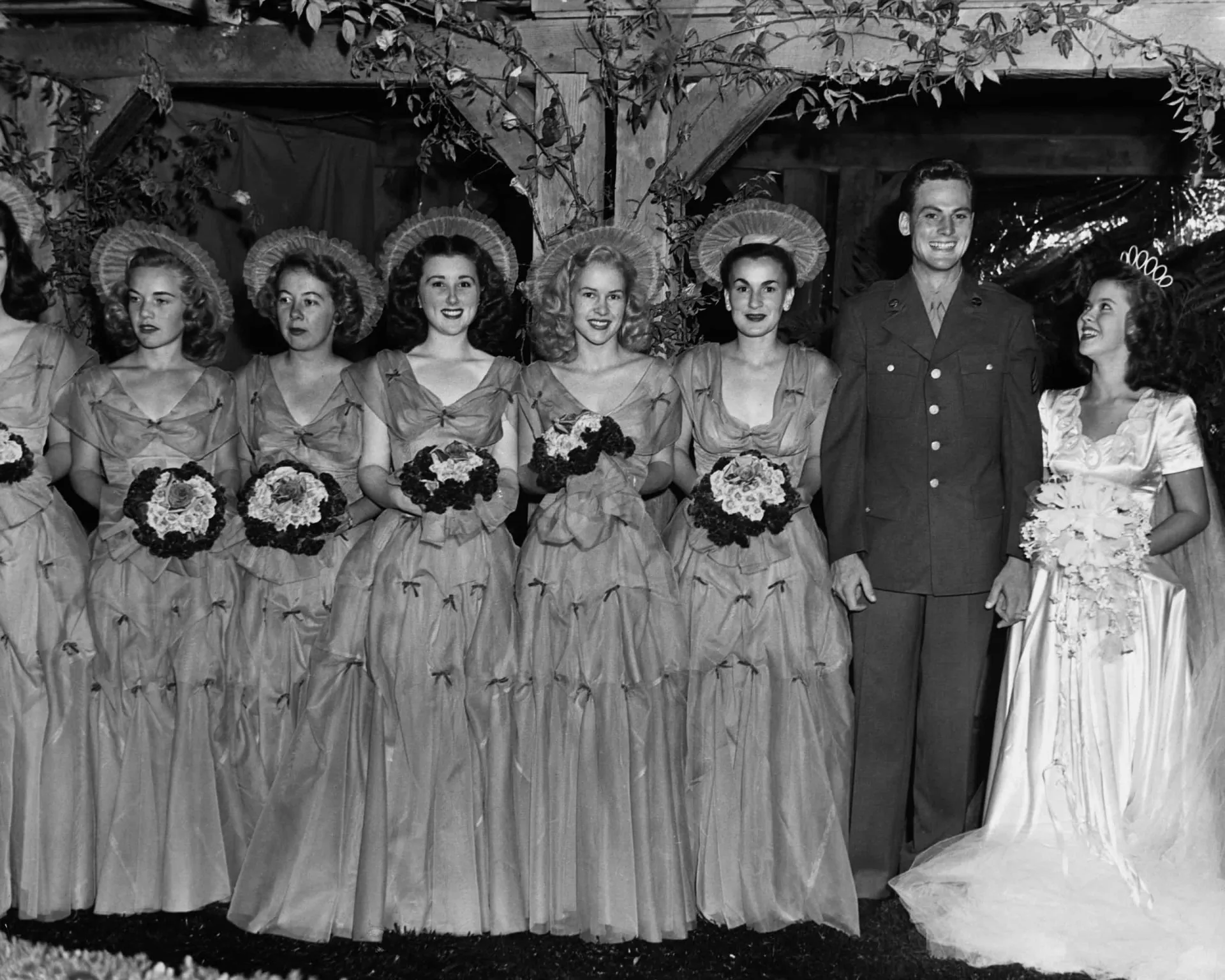 Shirley Temple e seu marido, o sargento John Agar, no dia do casamento.