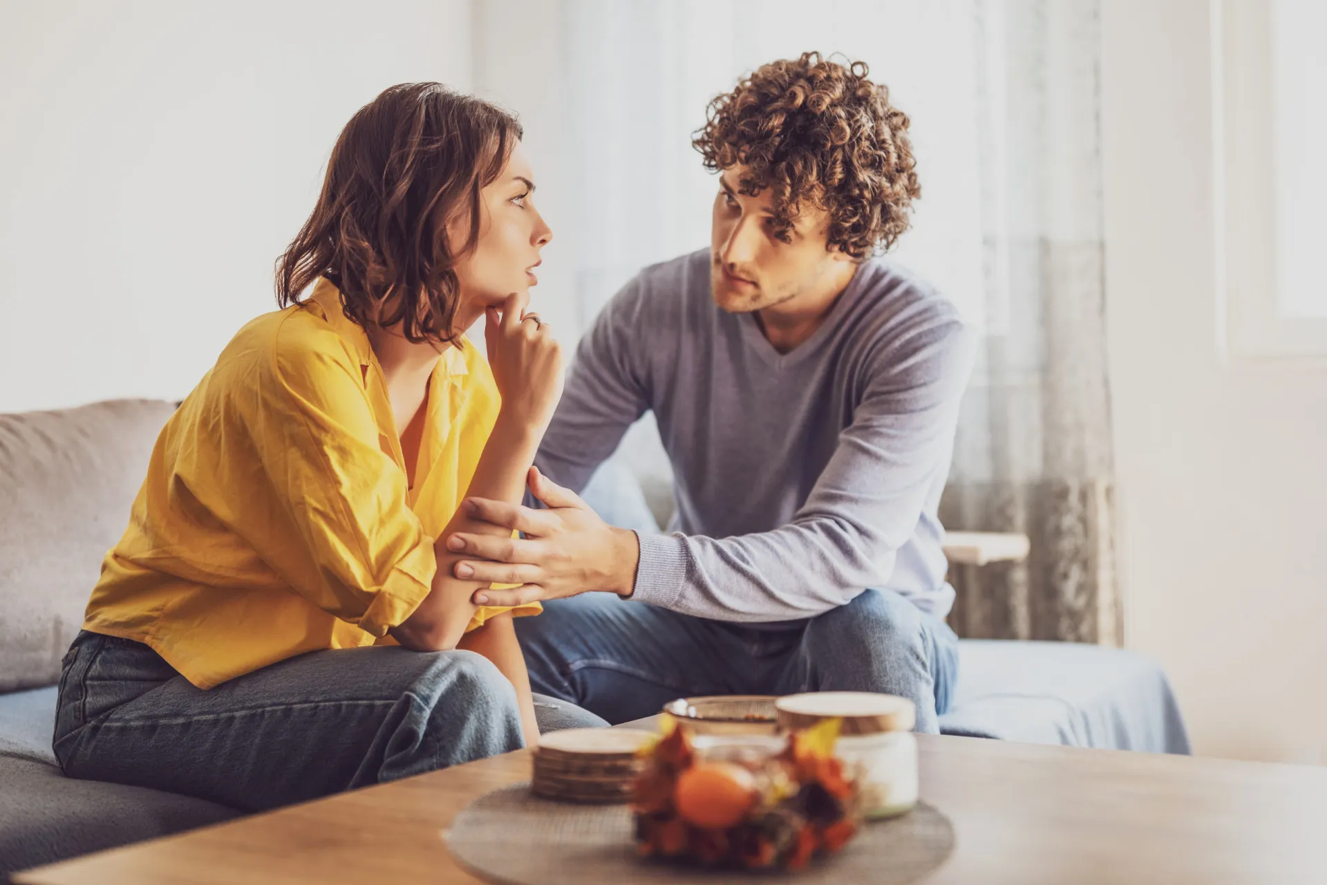 Um homem consolando uma mulher que está chorando, oferecendo um ombro amigo.