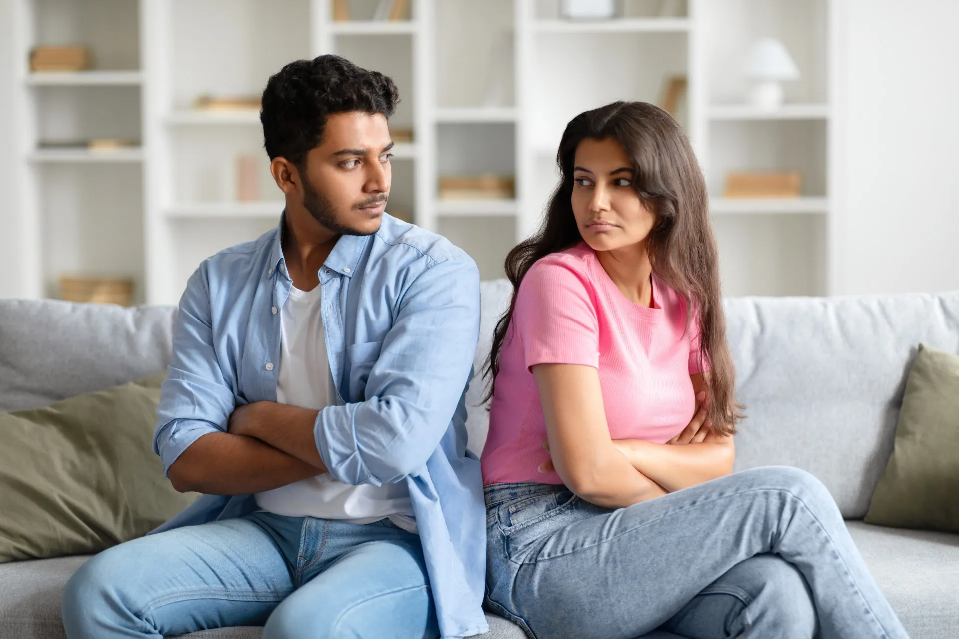 Um casal discutindo em meio a uma bagunça doméstica, mostrando o conflito sobre tarefas.