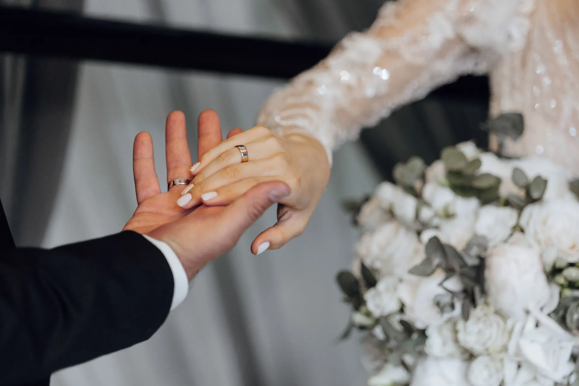 Duas silhuetas de um homem e uma mulher se olhando, representando a expectativa de um casal.