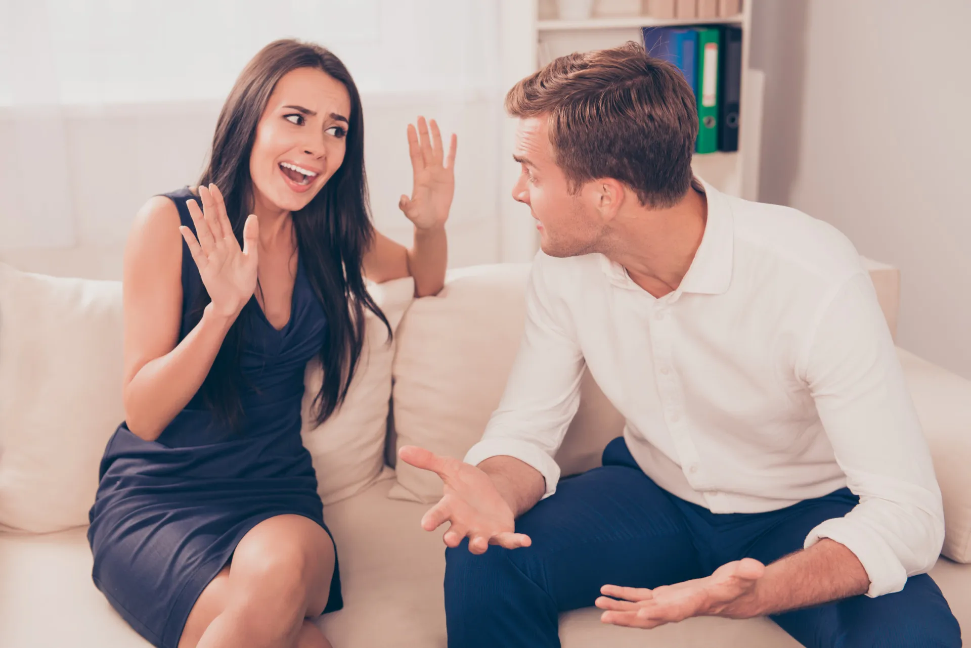 Um casal de costas um para o outro na cama, expressando distanciamento e conflito emocional.