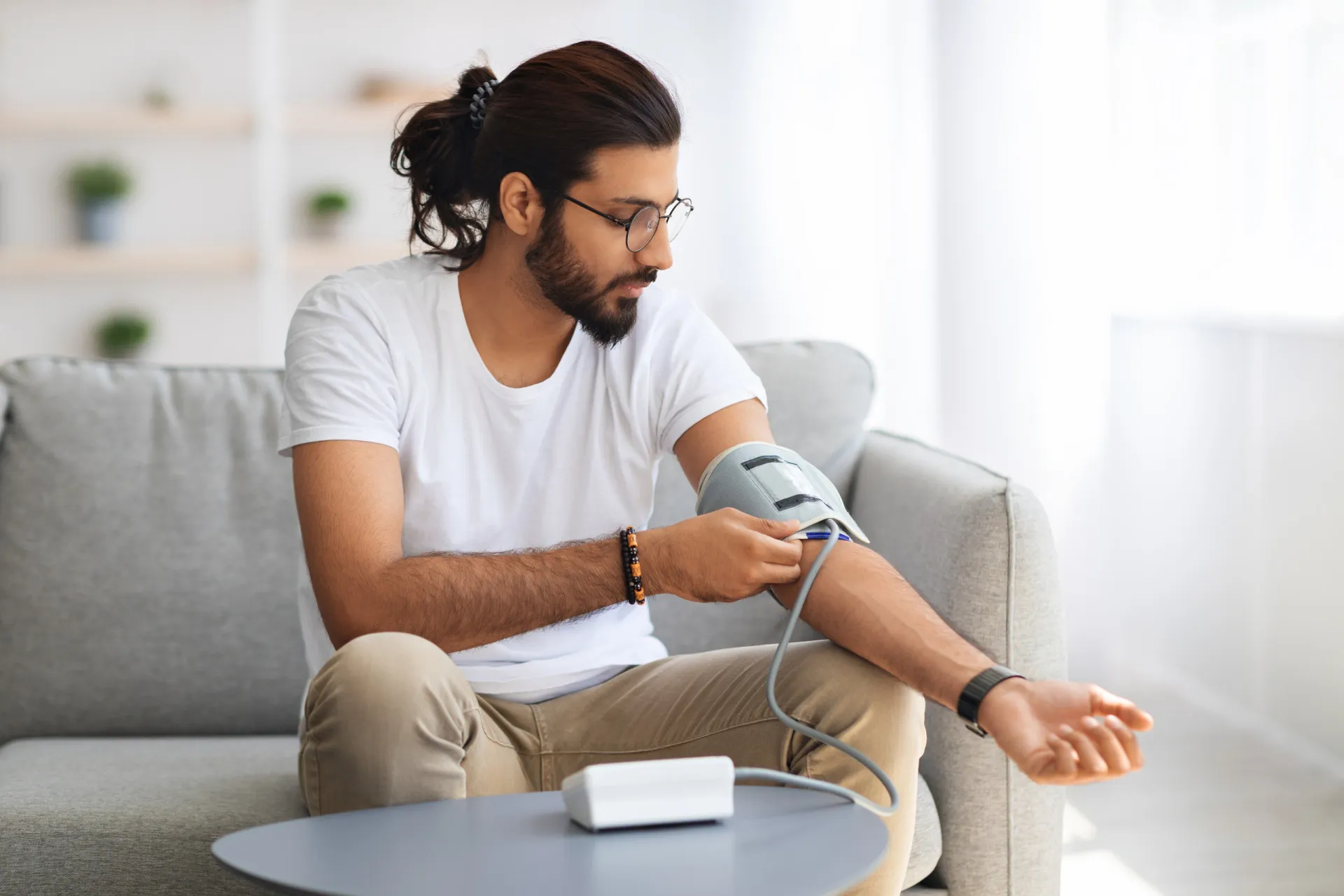 Um medidor de pressão arterial mostrando números saudáveis e estáveis.