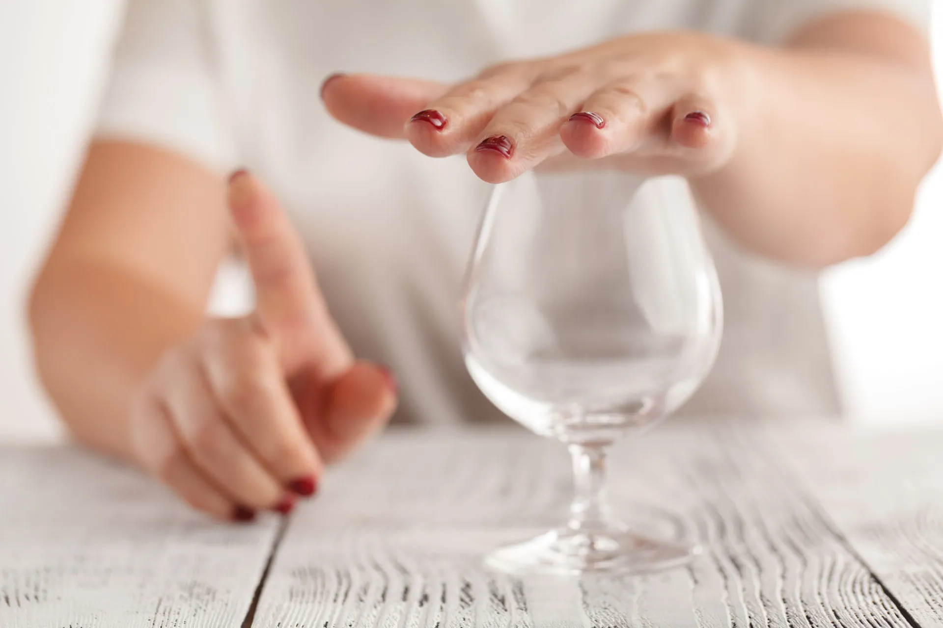 Um calendário com os dias sendo marcados, simbolizando a passagem do tempo na sobriedade.