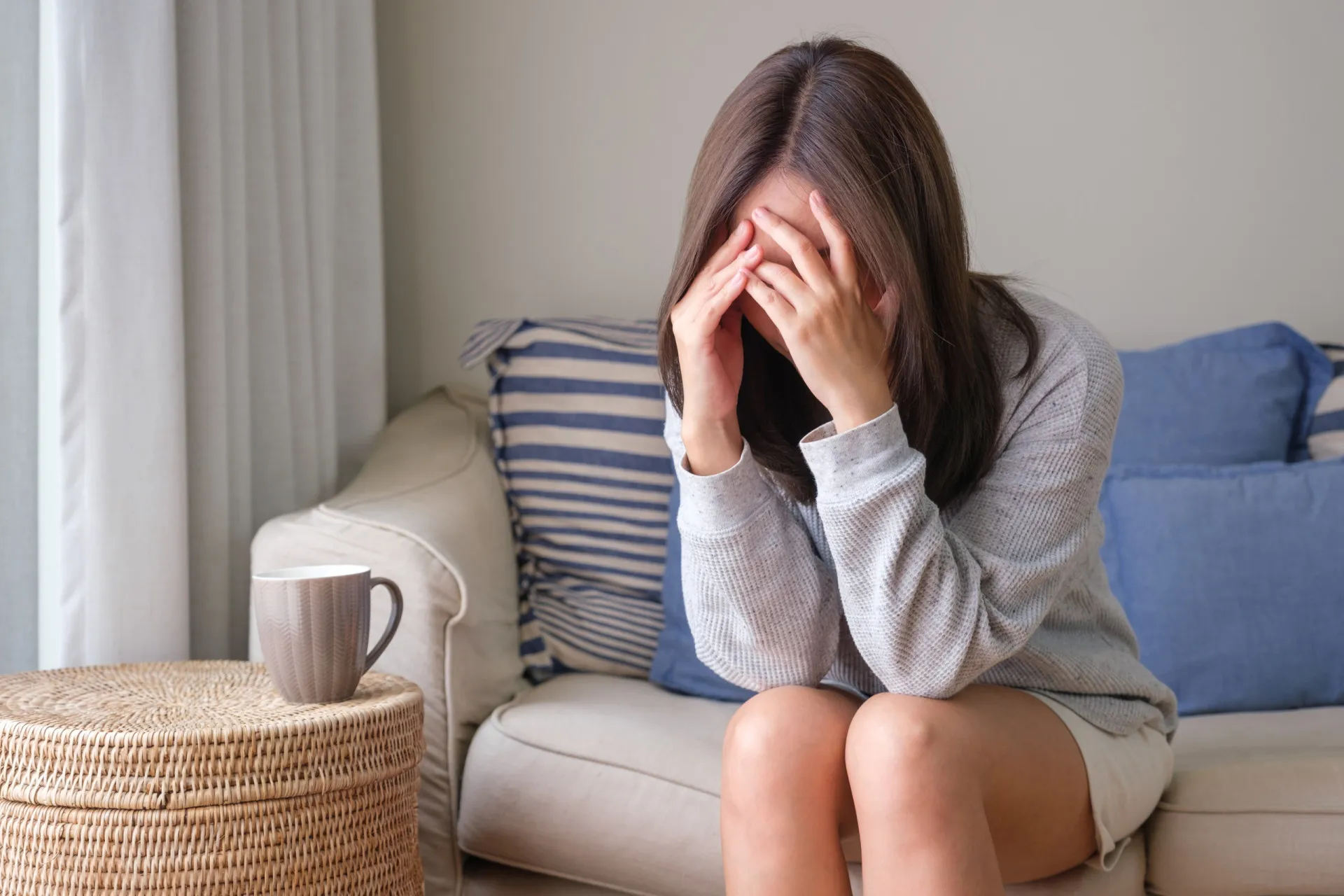 Mulher com expressão de frustração, simbolizando irritabilidade e ansiedade.