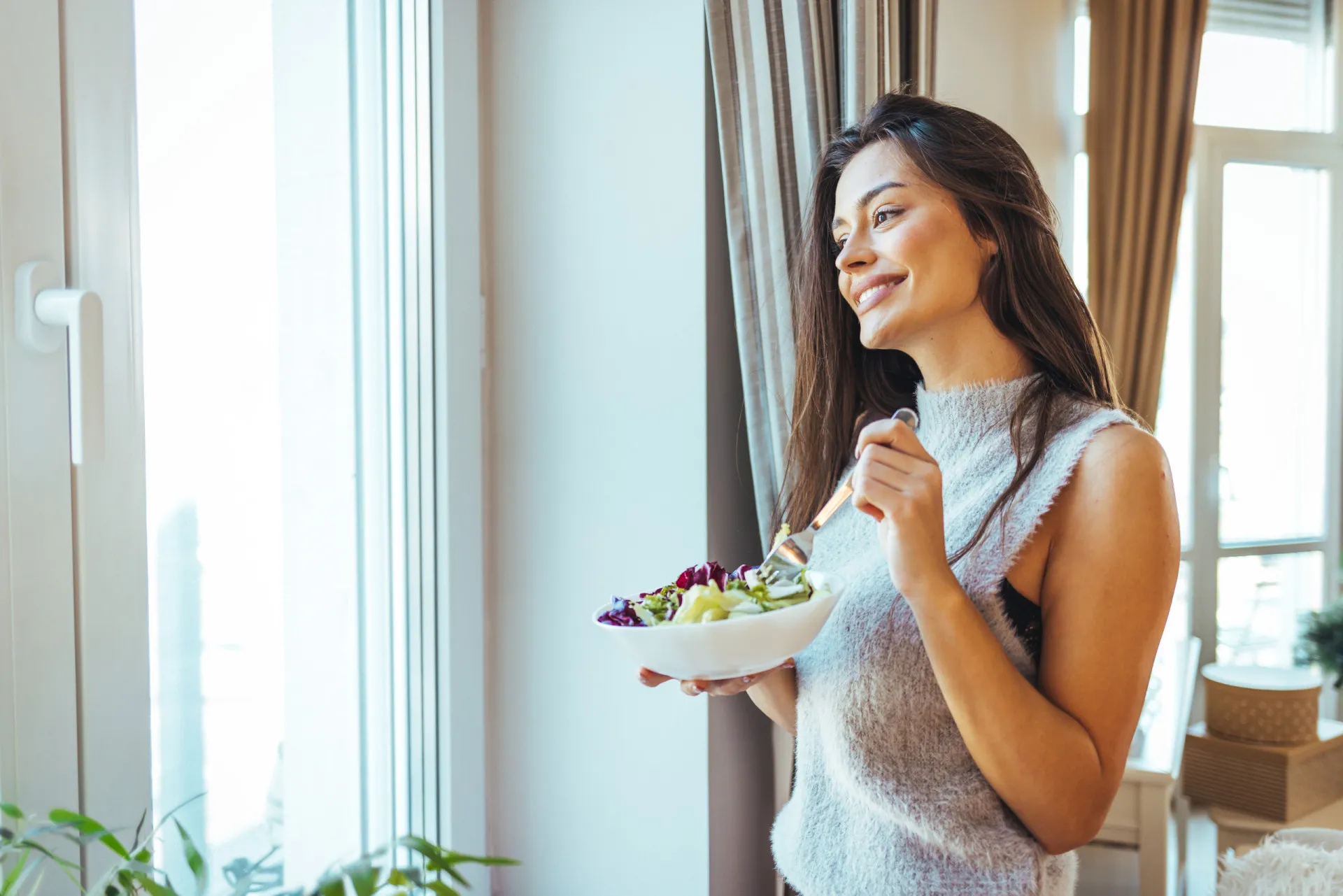 Uma pessoa escolhendo entre uma salada e um hambúrguer, mostrando controle sobre a alimentação.