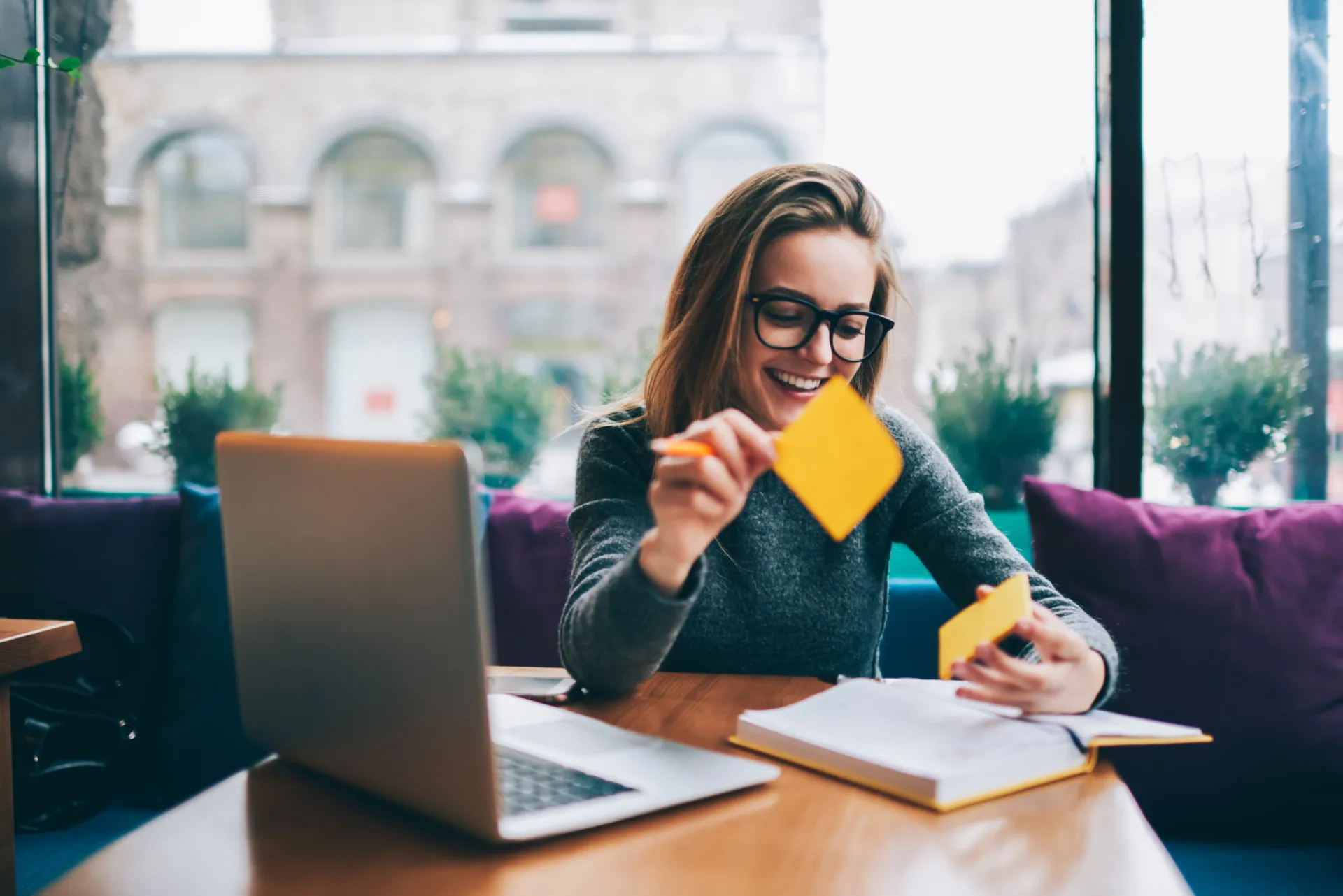 Pessoa trabalhando em um notebook com foco e eficiência, simbolizando produtividade.