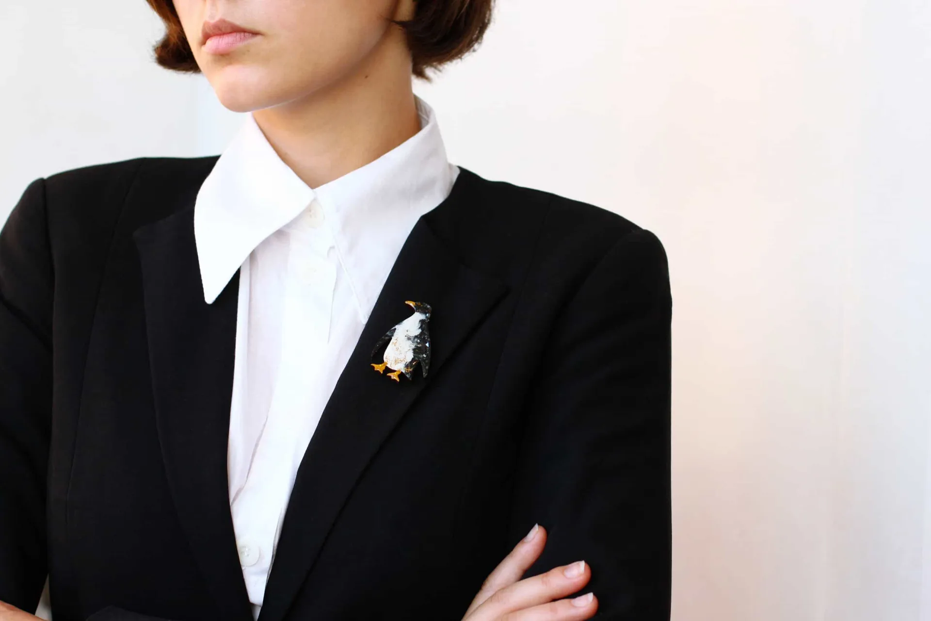 Um broche de flor dourada e pérolas, um acessório de estilo clássico e um pouco antigo.