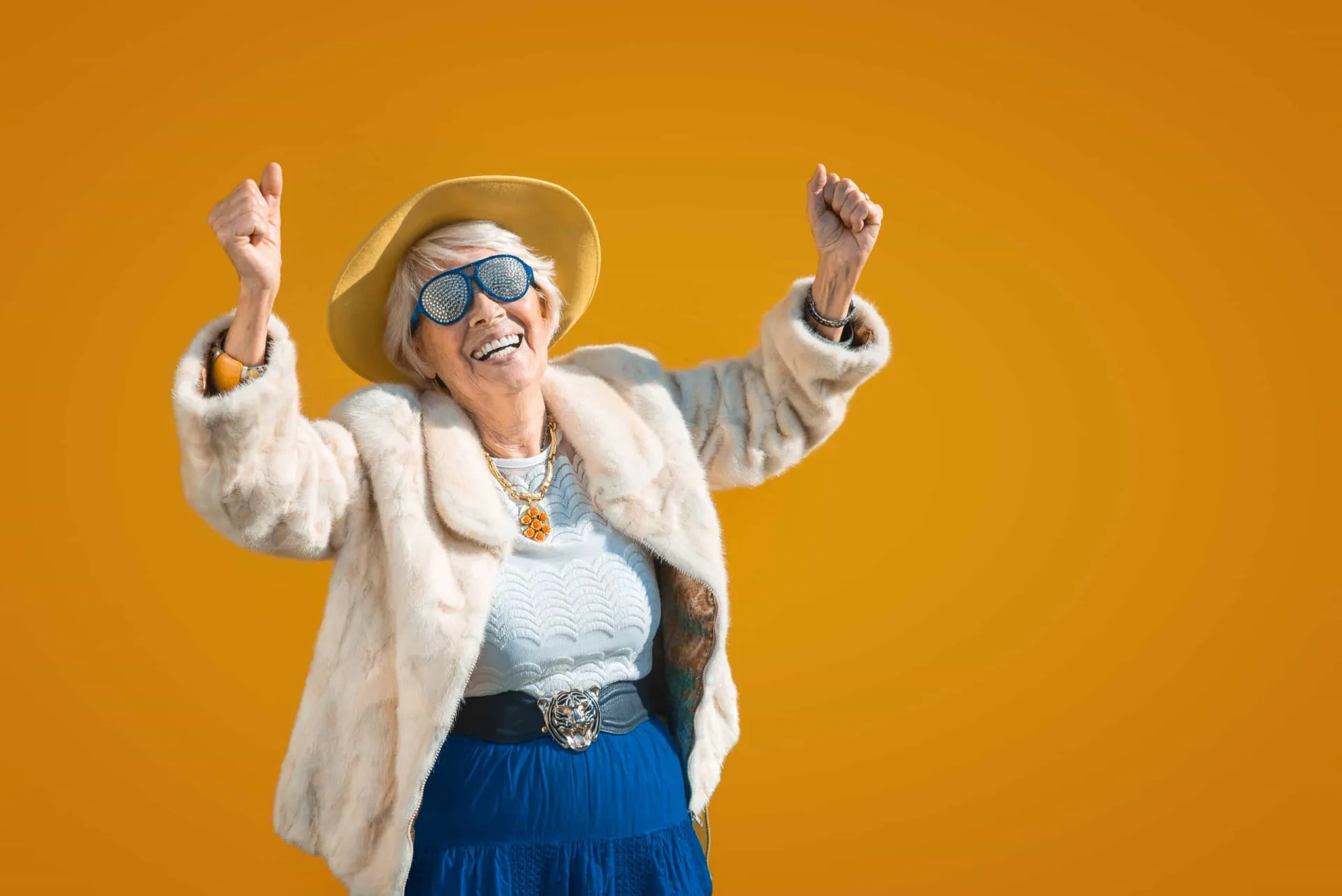 Mulher mais velha usando roupas de adolescente, com muitas tendências misturadas de forma exagerada.