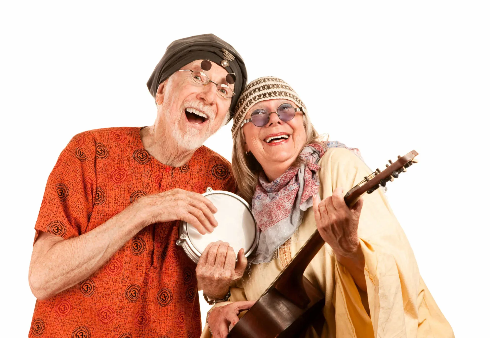 Mulher com um look hippie exagerado, com muitas camadas de roupas, lenços e acessórios.