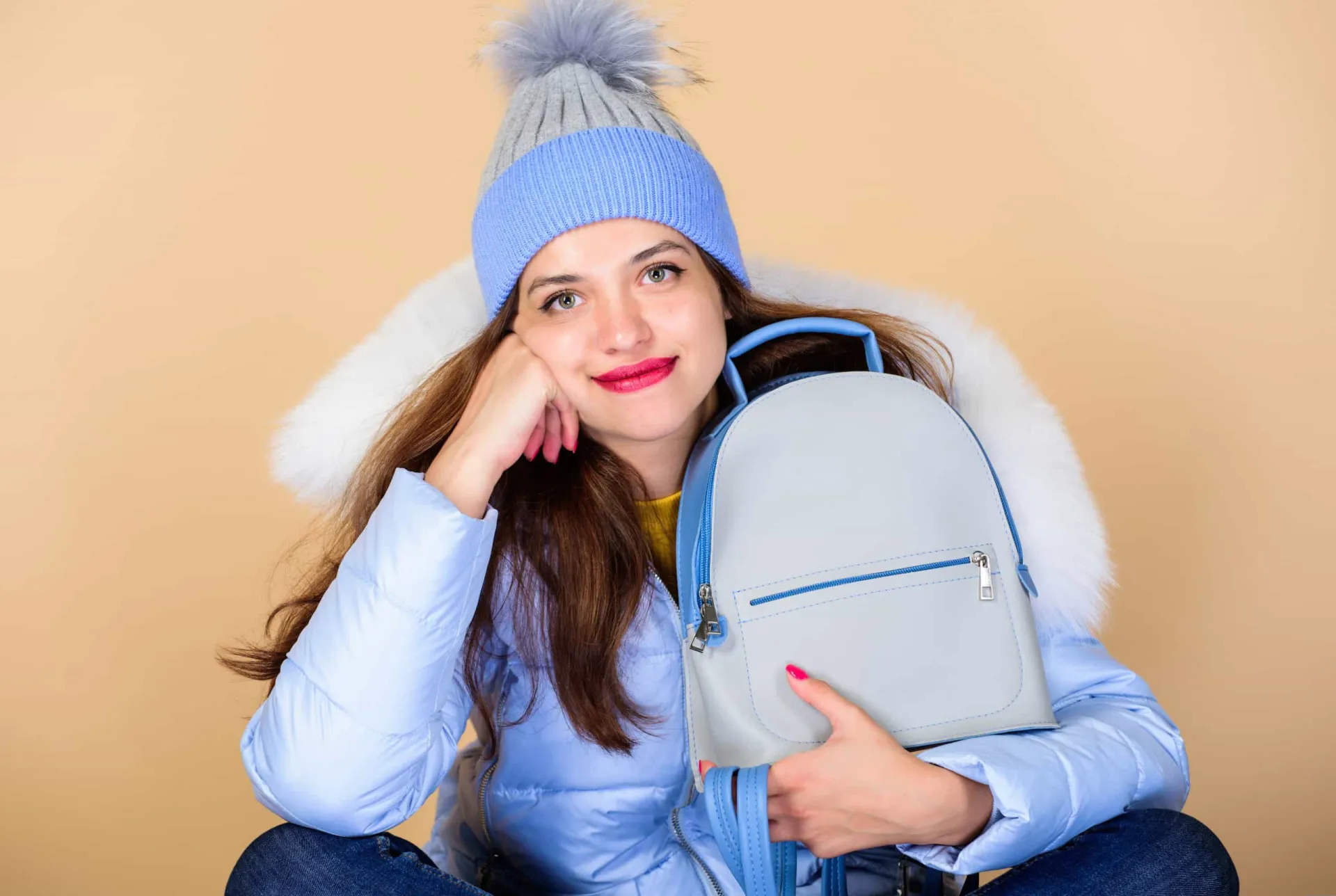 Mulher usando bolsa, sapato e cinto da mesma cor, criando um look excessivamente combinado.