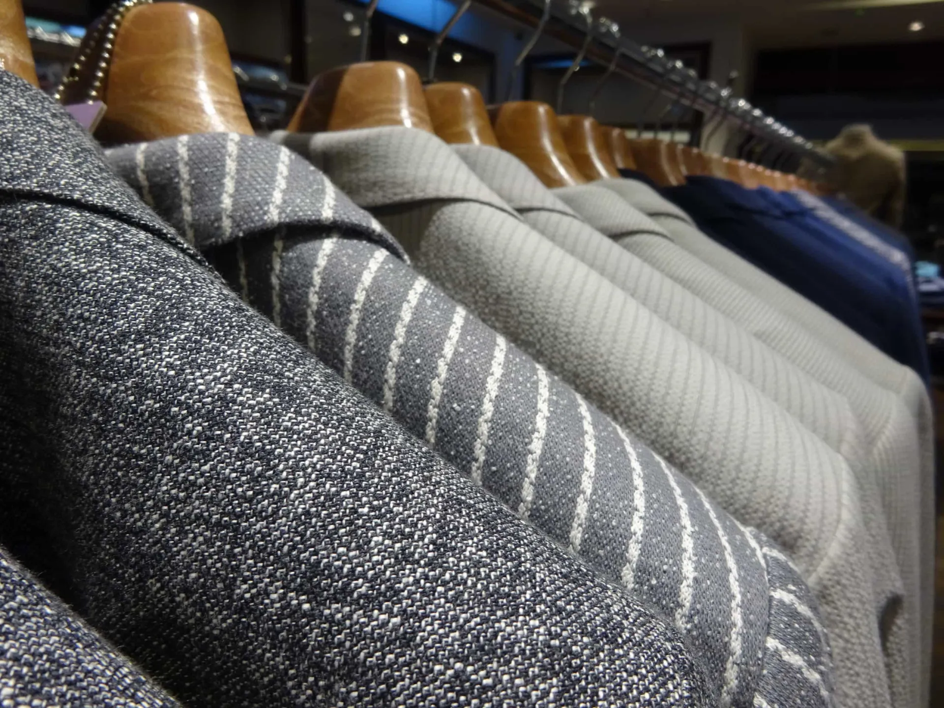 Um armário organizado apenas com peças básicas e neutras, como camisas brancas e calças pretas.
