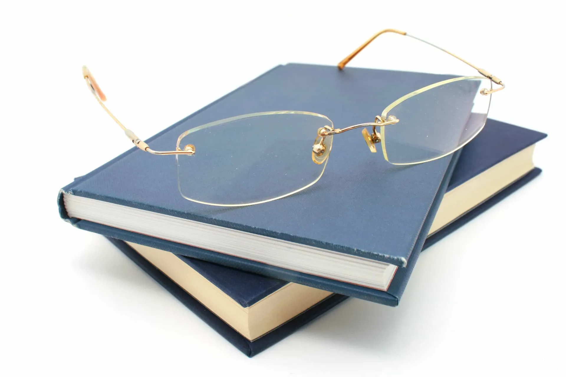 Close do rosto de uma pessoa usando óculos de leitura sem armação, um estilo muito datado.