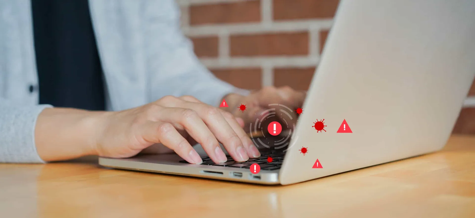 Tela de computador exibindo um escudo de proteção de um software antivírus.