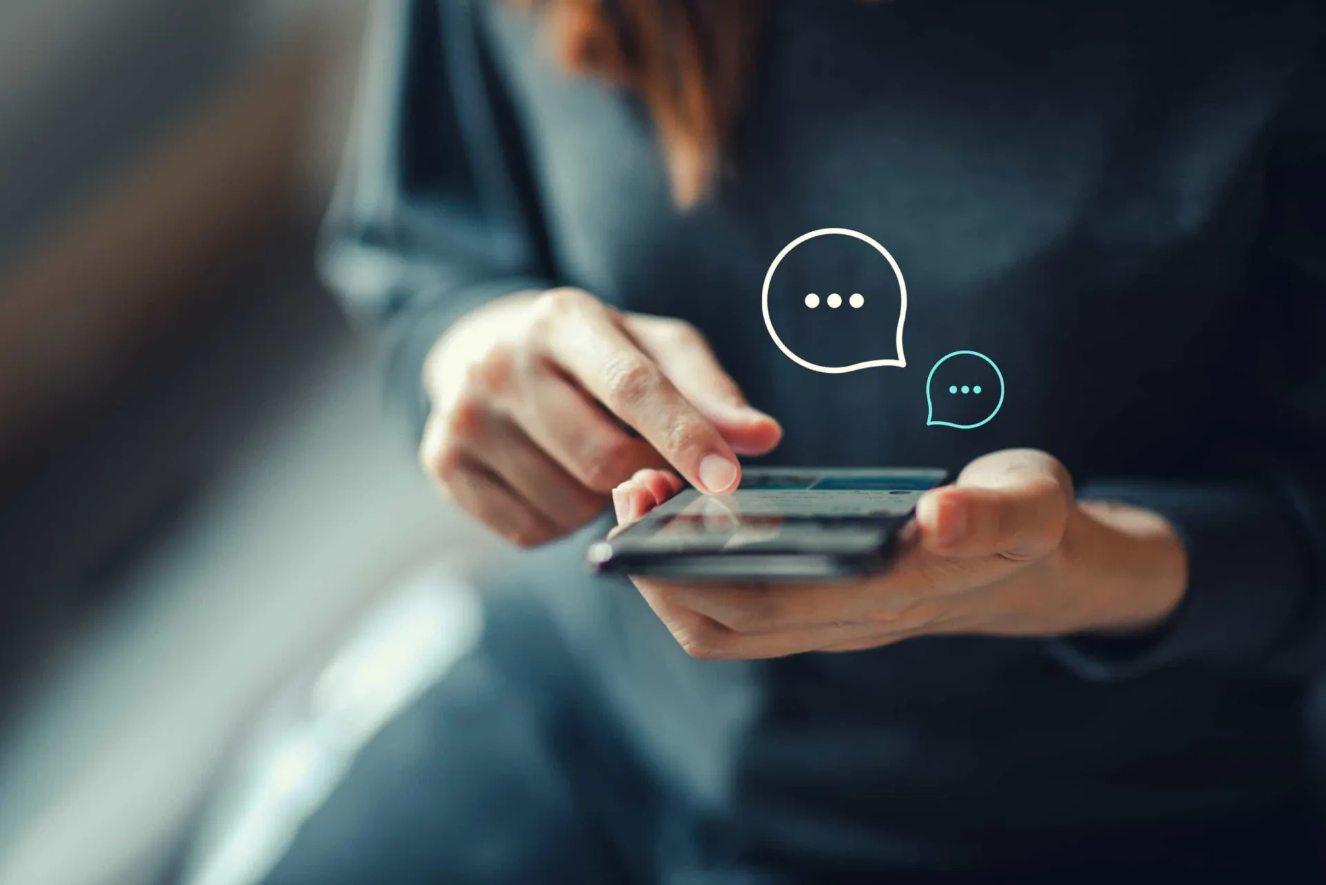 Dois celulares trocando mensagens com um cadeado entre eles, simbolizando um chat com criptografia.