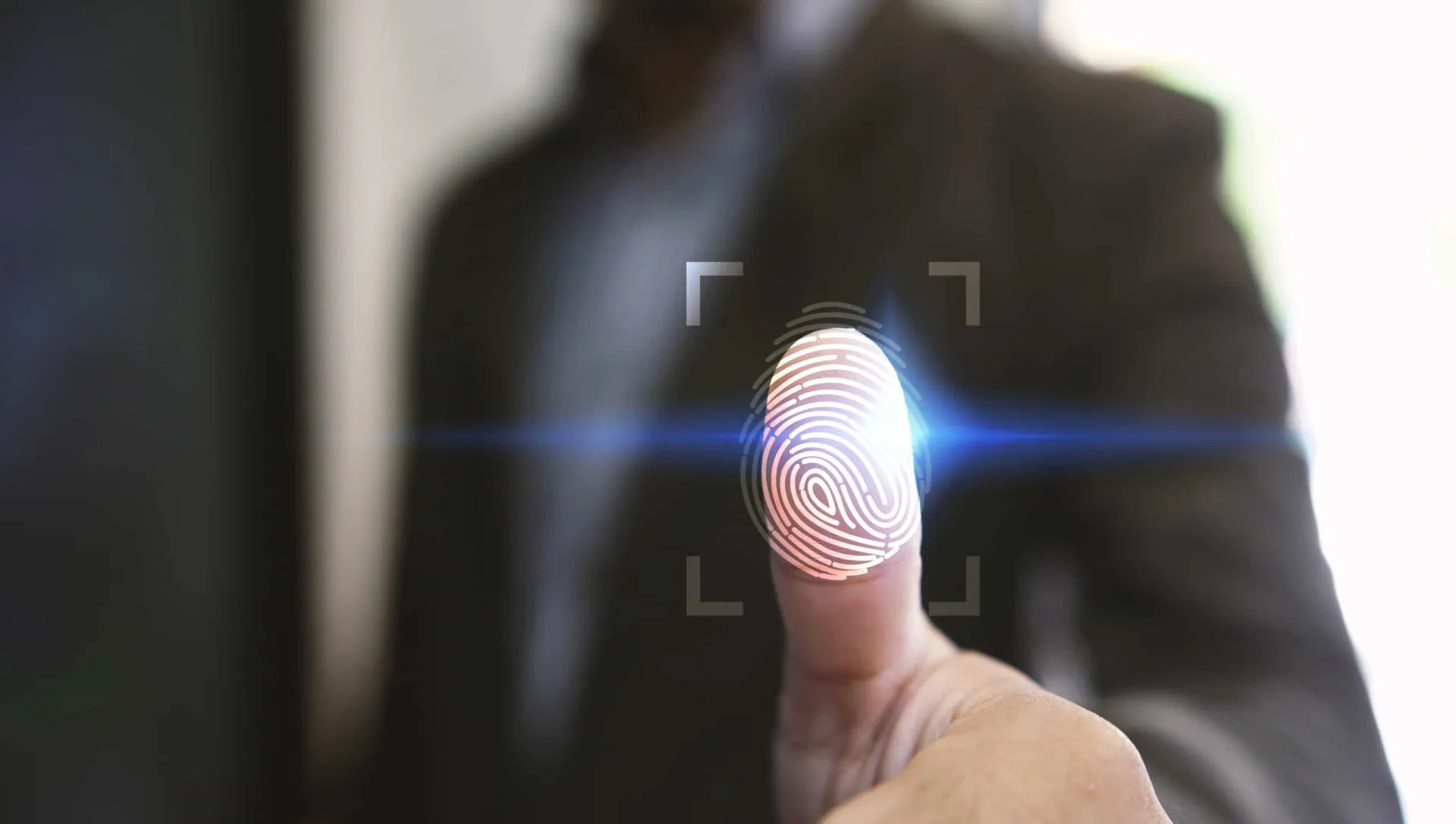 Dedo tocando o sensor de impressão digital de um iPhone para desbloqueio (Touch ID).