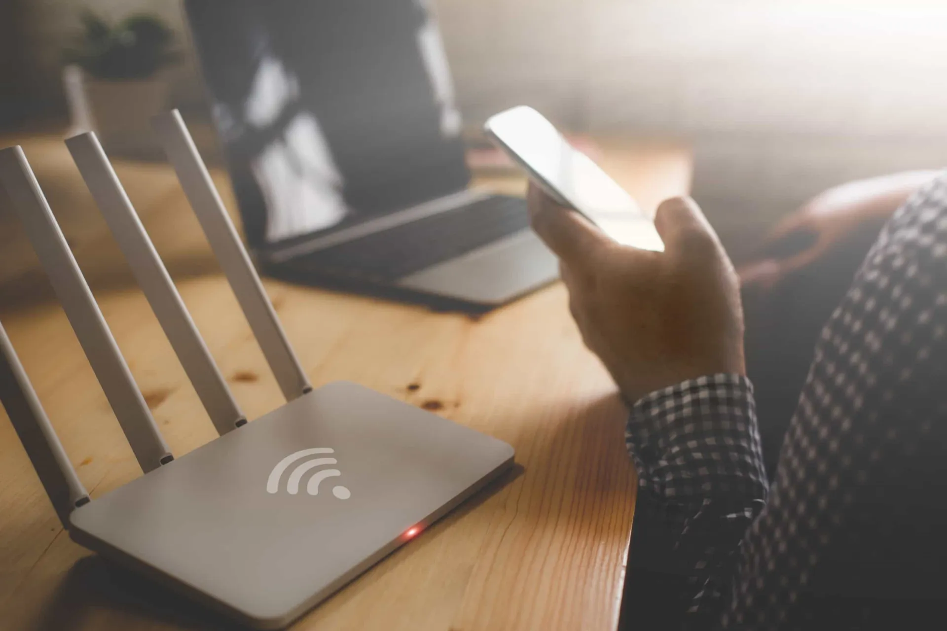 Ícone de um roteador Wi-Fi protegido por um escudo de segurança.