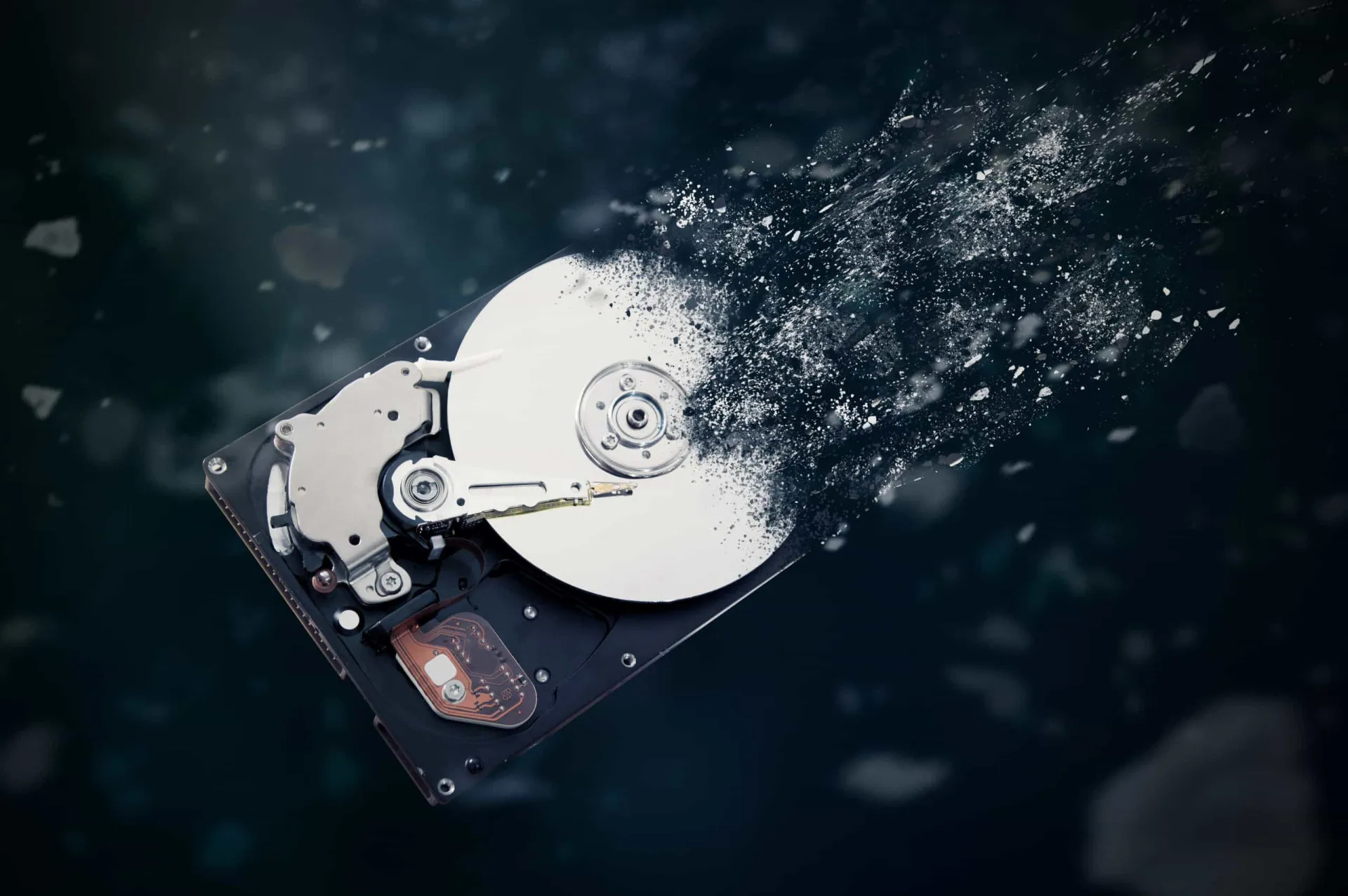 Disco rígido (HD) sendo destruído por uma furadeira para tornar os dados ilegíveis.