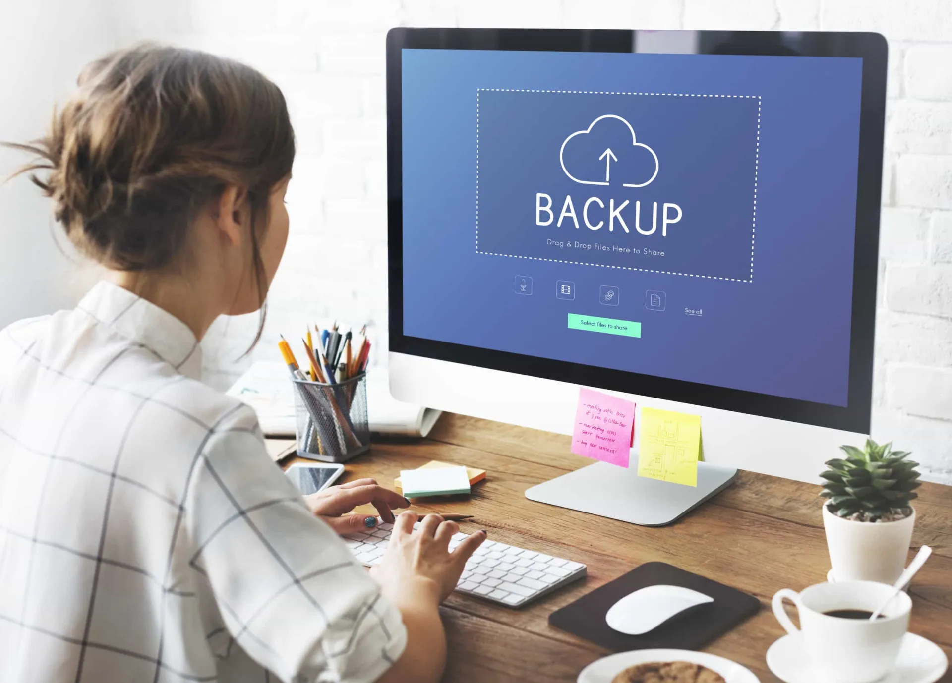 Setas mostrando dados sendo copiados de um dispositivo para outro, representando um backup.