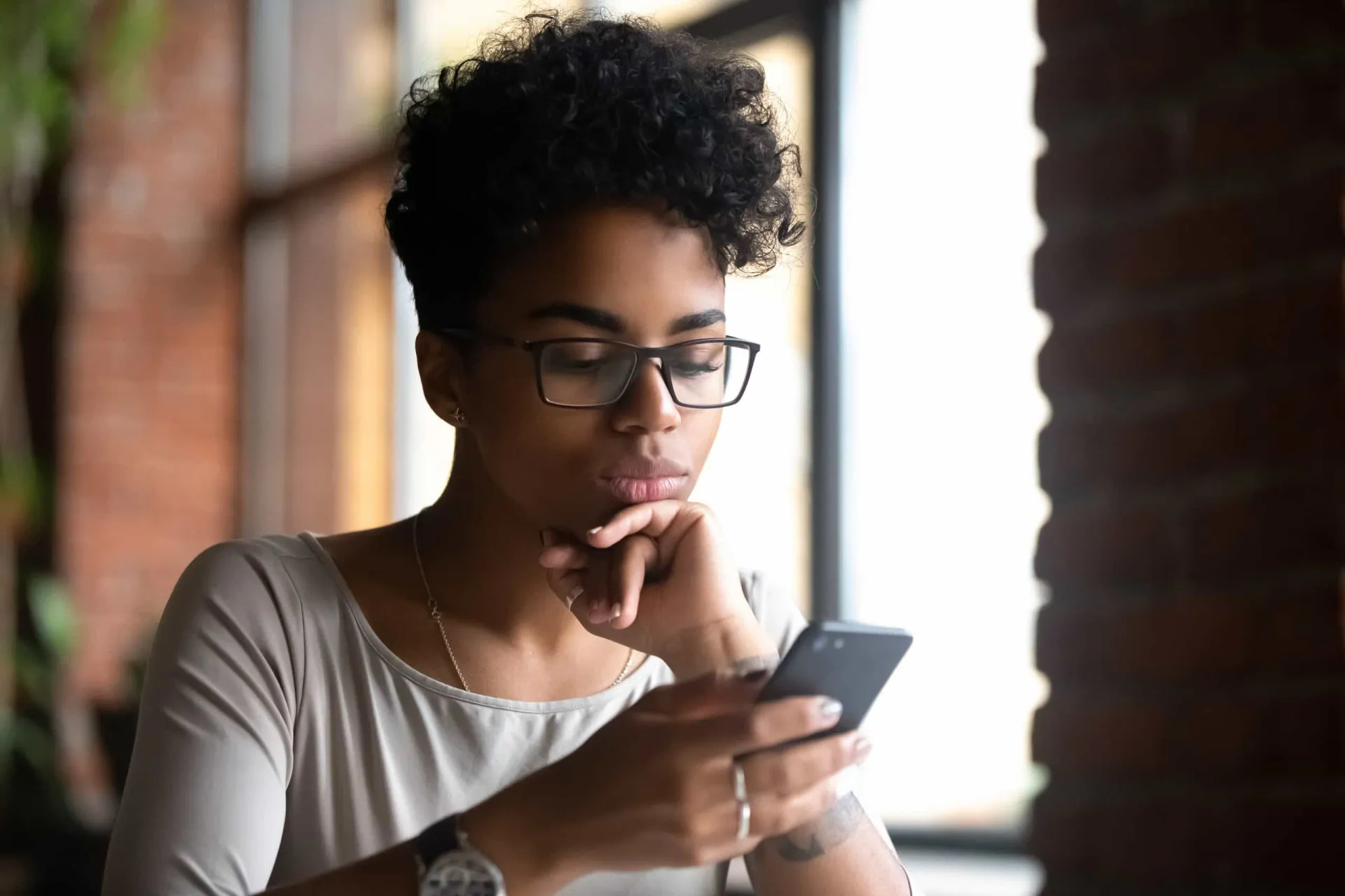 Engrenagens e um cadeado na tela de um celular, simbolizando as configurações de privacidade.