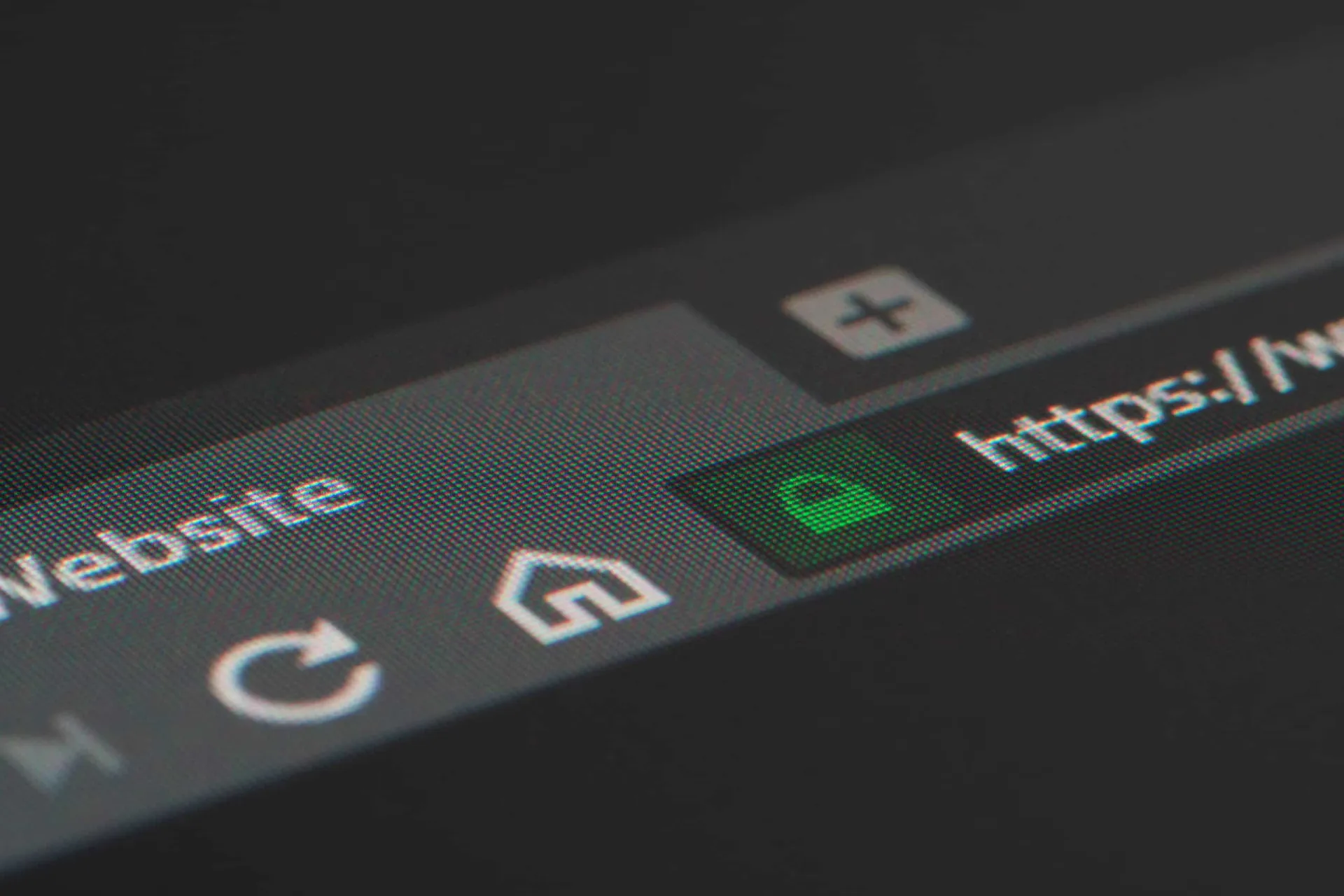Pessoa desinstalando um aplicativo de rede social de seu celular e usando o navegador no lugar.