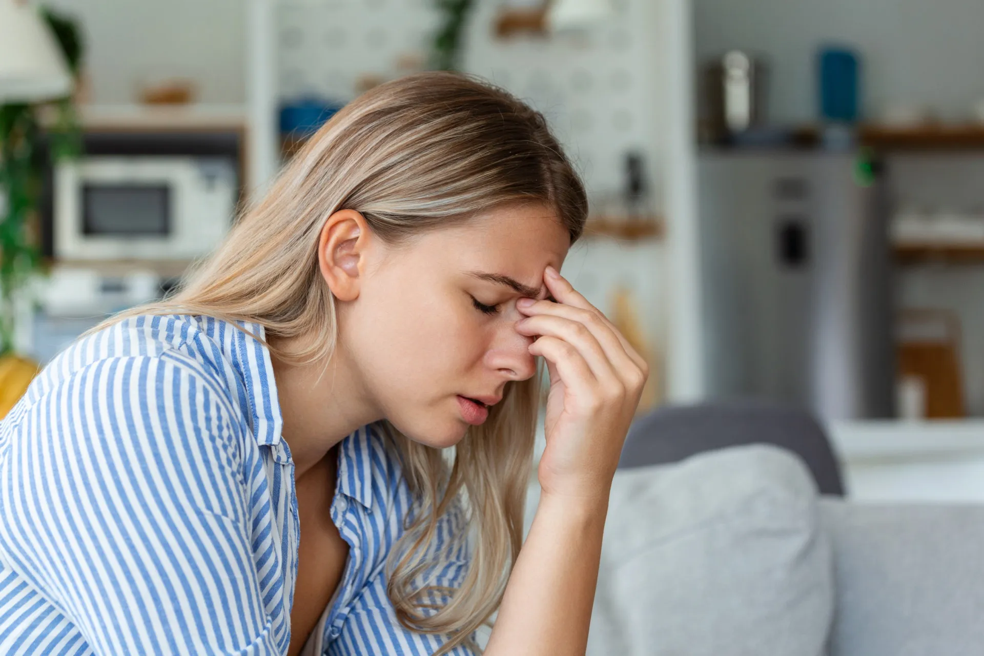 Uma pessoa sentindo dor nas costas, mostrando como a depressão pode causar dores físicas.