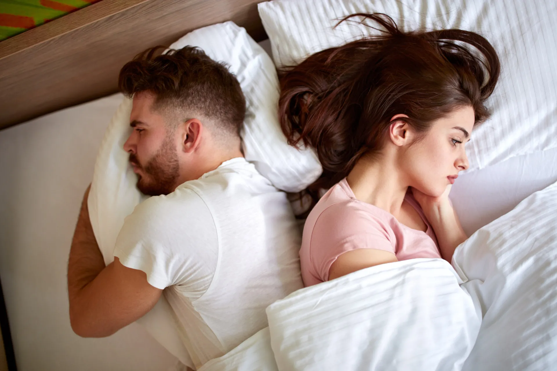 Uma pessoa olhando para o espelho com baixa autoestima, o que afeta diretamente a libido.