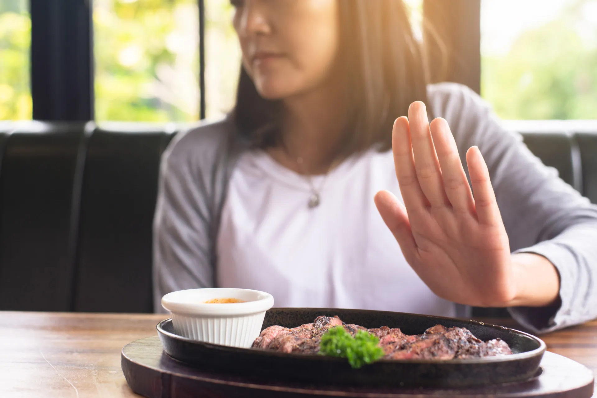 Uma pessoa comendo uma salada, representando as alterações de apetite causadas pela depressão.