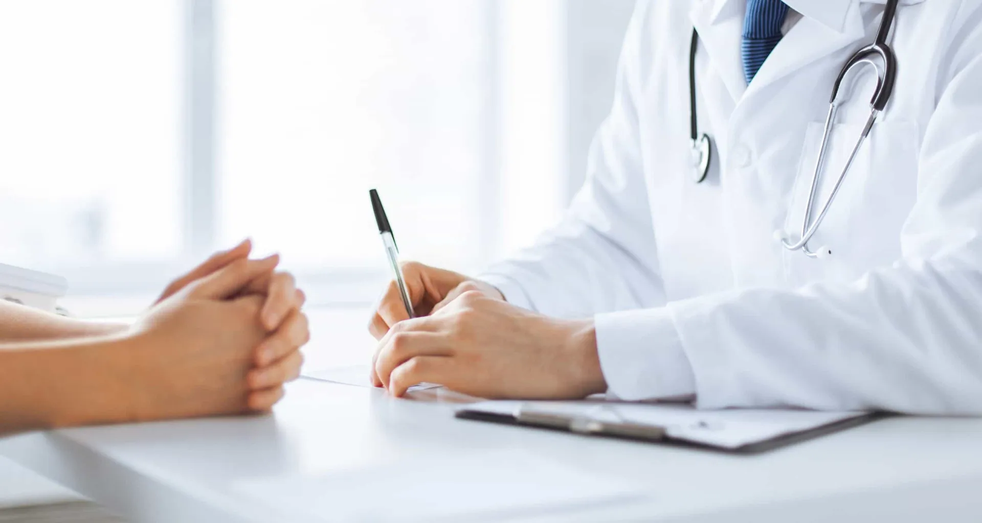 Um médico conversando com um paciente em seu consultório.