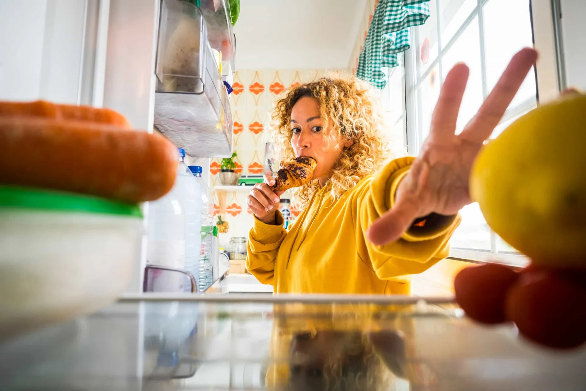 Um homem com expressão de fome olhando para um prato de comida.