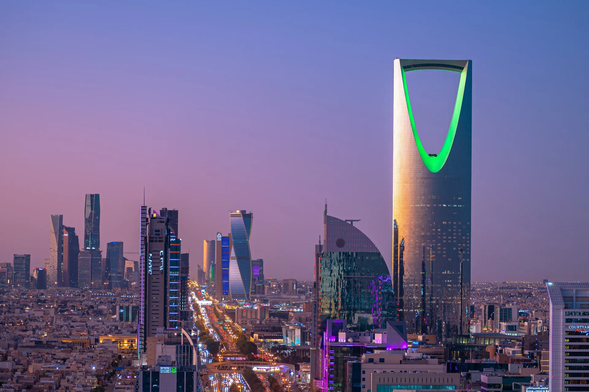 Skyline moderno de Riade, a capital da Arábia Saudita, ao pôr do sol.