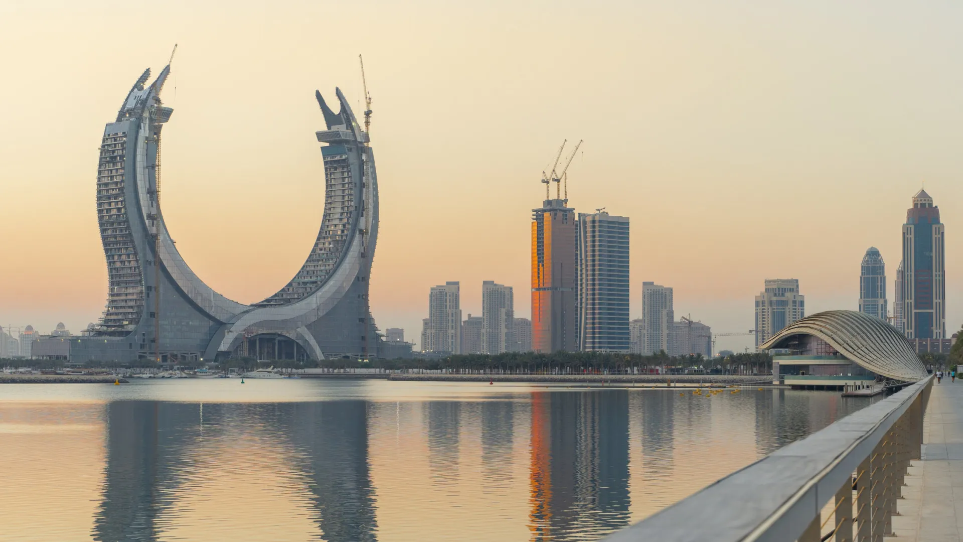 Skyline moderno de Doha, capital do Qatar, com sua arquitetura arrojada.