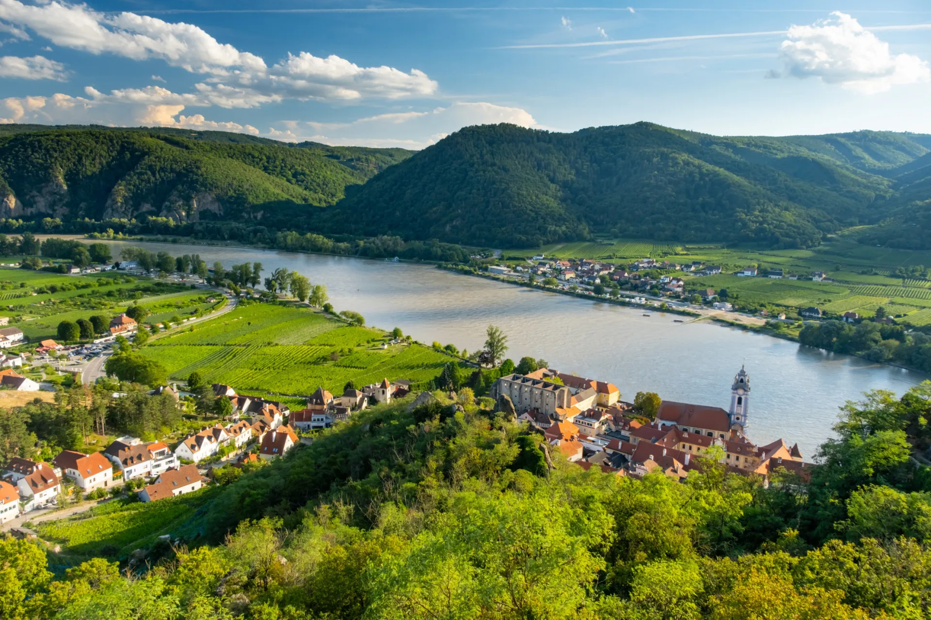 Paisagem alpina na Áustria, com vilarejos charmosos e montanhas imponentes.