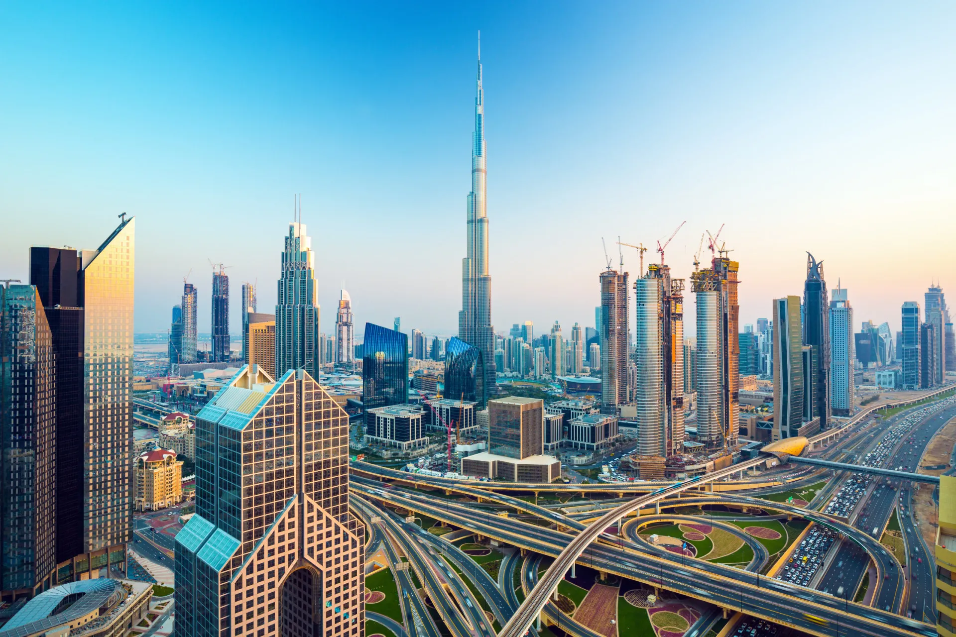 O skyline futurista de Dubai, com o Burj Khalifa se destacando.