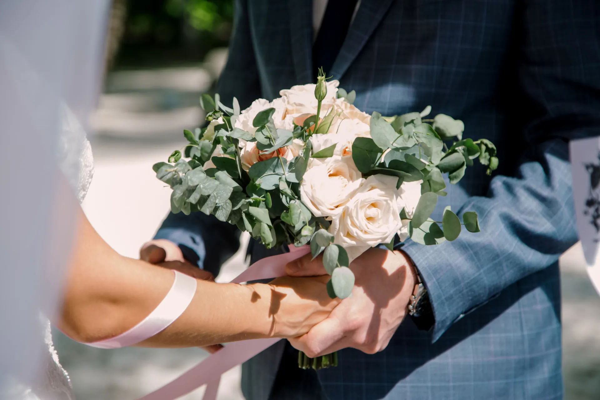 Um casal sorrindo no dia do casamento, simbolizando o matrimônio como um caminho para a cidadania.