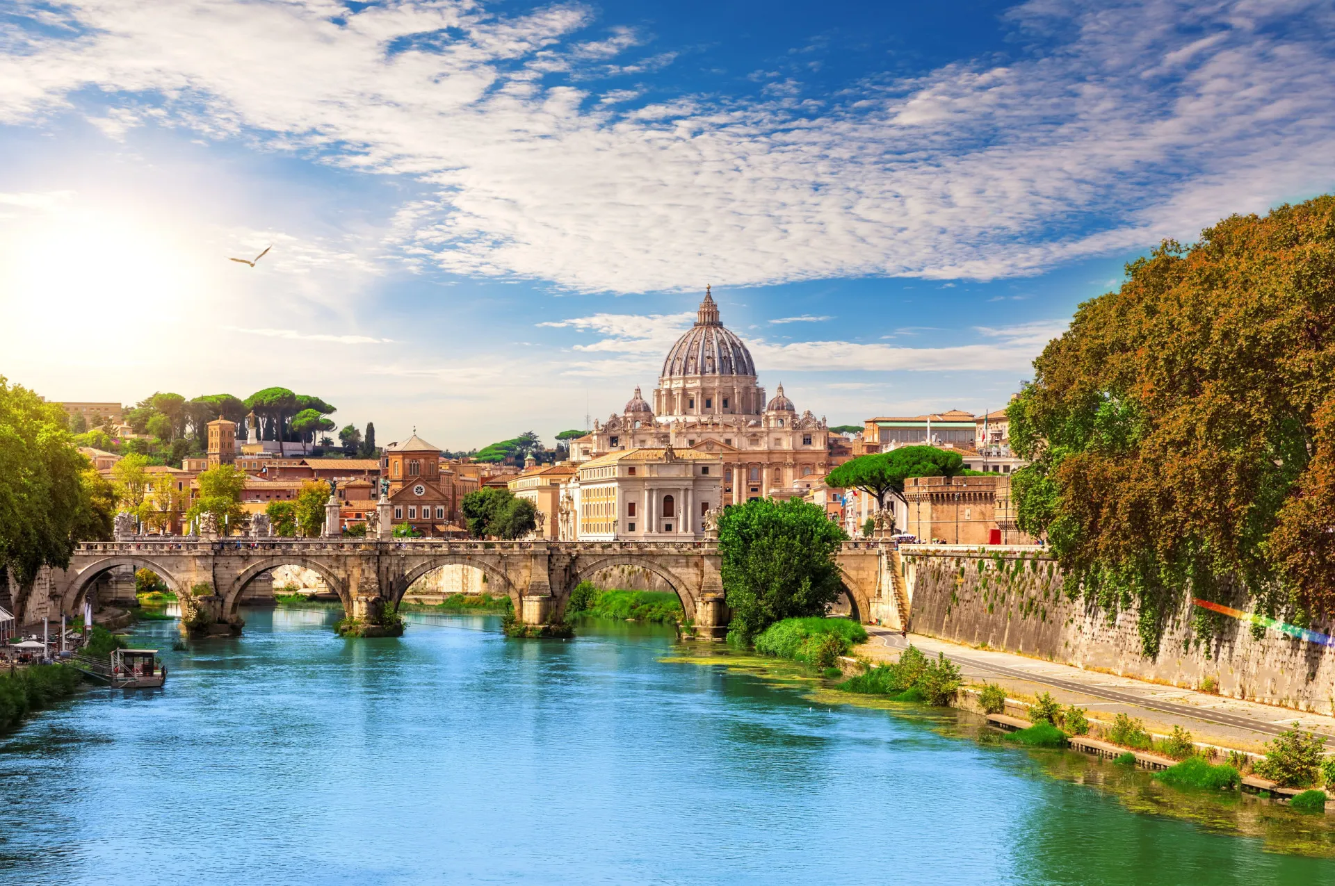 A Basílica de São Pedro e a Praça de São Pedro na Cidade do Vaticano.