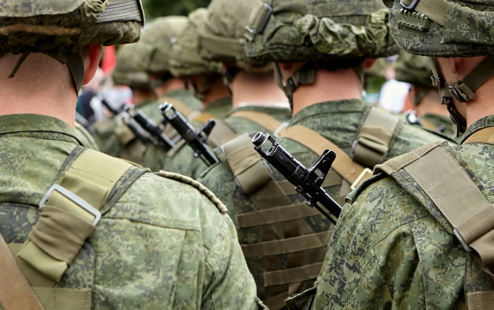 Soldados em formação, representando o serviço militar como uma via para a cidadania acelerada.