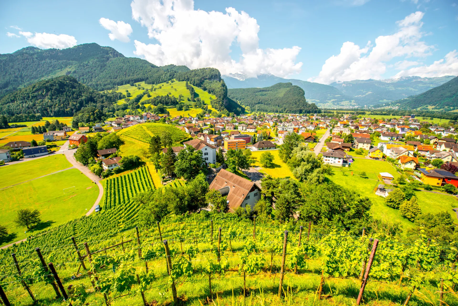 O Castelo de Vaduz, residência do príncipe de Liechtenstein, com vista para os Alpes.