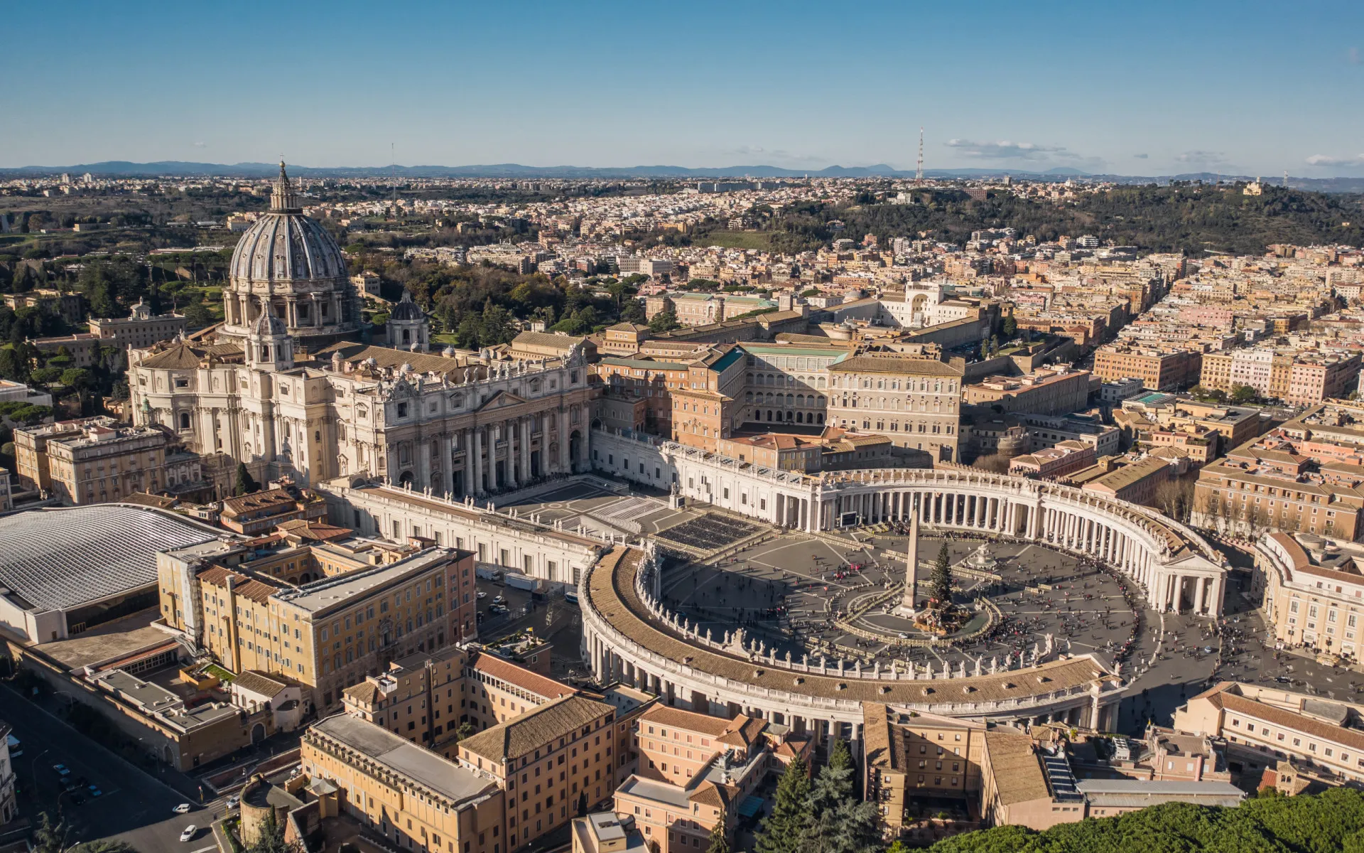 Uma mão entregando um passaporte do Vaticano, simbolizando a concessão de cidadania por permissão especial.