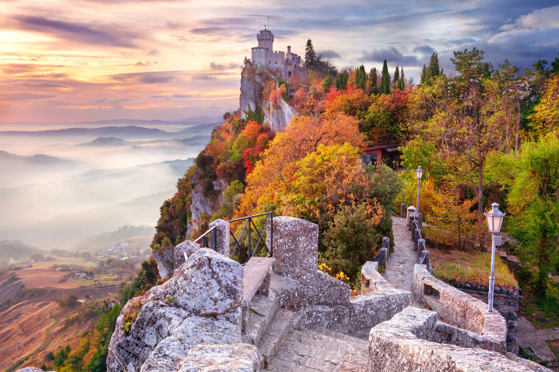 Vista panorâmica da República de San Marino, com suas torres medievais no topo do Monte Titano.