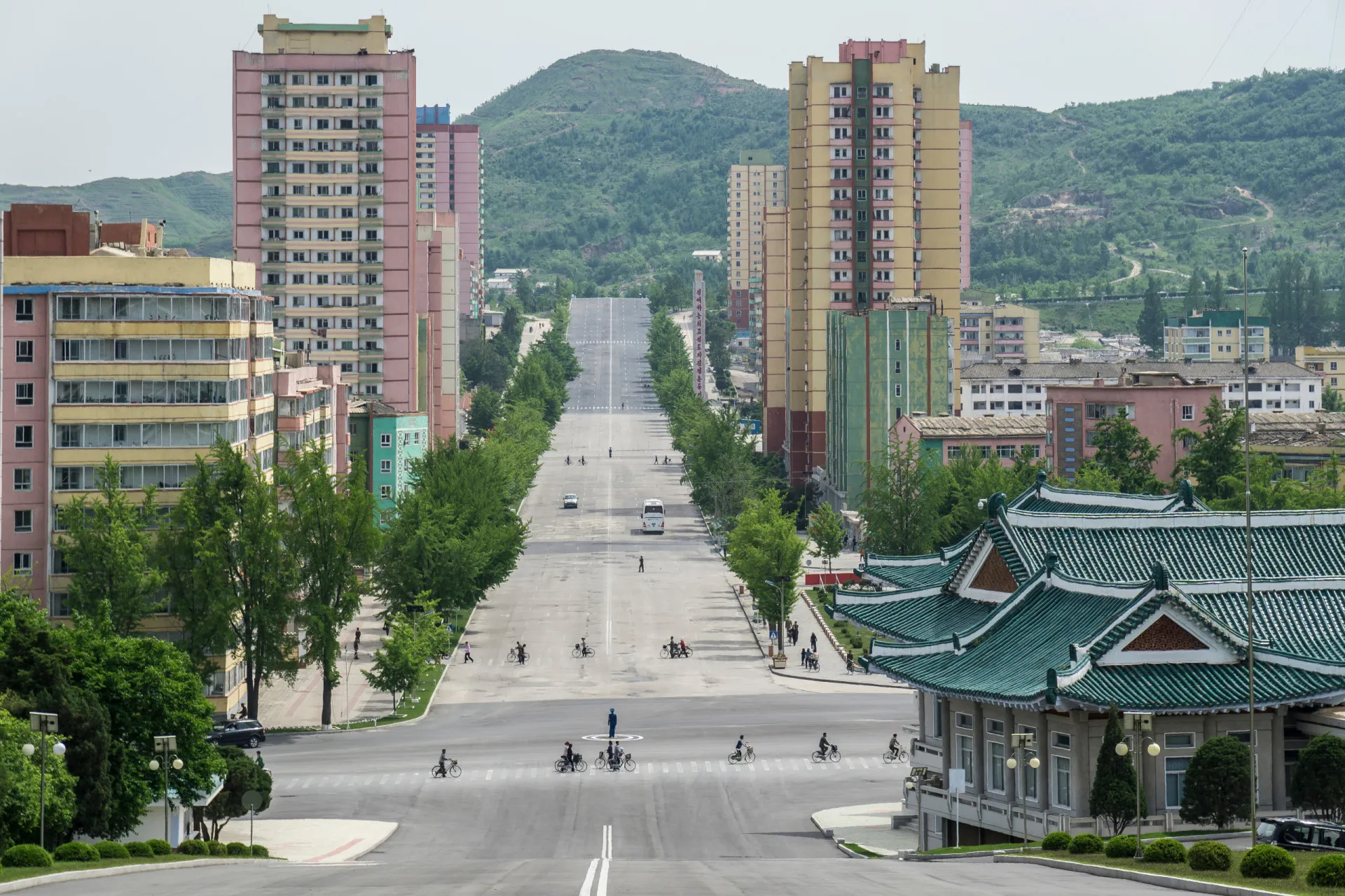 Grandes estátuas de líderes norte-coreanos em Pyongyang, um símbolo do regime fechado do país.